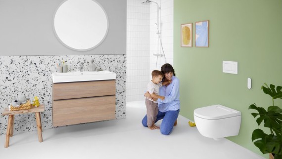 Badezimmer ausgestattet mit einem Geberit AquaClean Alba Dusch-WC und einem Waschplatz der Serie Geberit iCon. Badezimmer ausgestattet mit einem Geberit AquaClean Alba Dusch-WC und einem Waschplatz der Serie Geberit iCon.