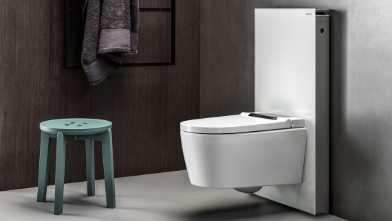 Geberit AquaClean Sela Dusch-WC in Kombination mit dem Geberit Monolith Sanitärmodul Frontverkleidung Glas weiß. Geberit AquaClean Sela Dusch-WC in Kombination mit dem Geberit Monolith Sanitärmodul Frontverkleidung Glas weiß.