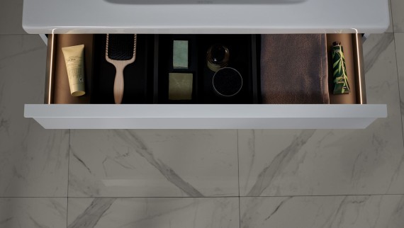 Schubladensystem mit LED-Beleuchtung der Badserie Geberit iCon.