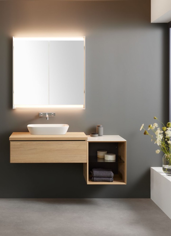 Waschplatz der Serie Geberit ONE in Kombination mit dem Geberit ONE Spiegelschrank. Waschplatz der Serie Geberit ONE in Kombination mit dem Geberit ONE Spiegelschrank.