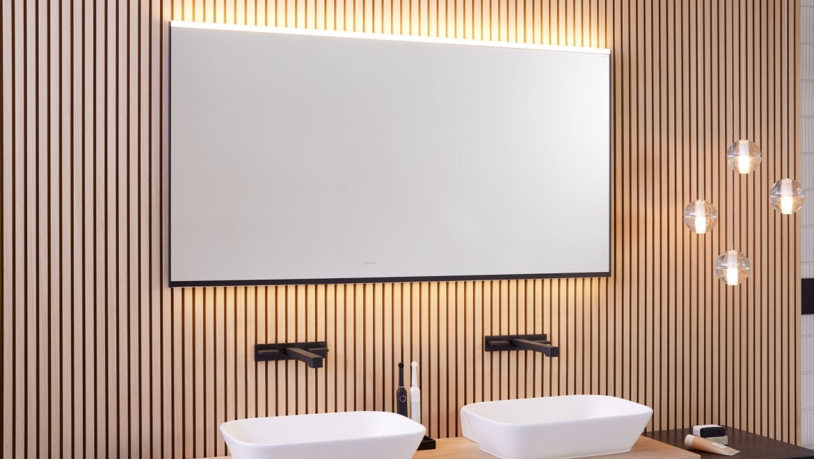 Geberit ONE kombiniert mit einem Geberit Option Plus Square Lichtspiegel in schwarz matt Geberit ONE kombiniert mit einem Geberit Option Plus Square Lichtspiegel in schwarz matt