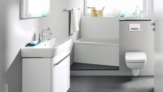 Kleines Bad mit wandhängendem WC, Waschplatz und Badewanne der Serie Renova Compact. Kleines Bad mit wandhängendem WC, Waschplatz und Badewanne der Serie Renova Compact.