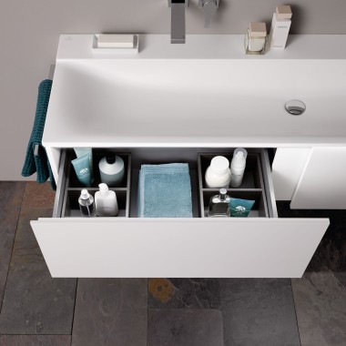Geberit Xeno² Waschtisch Slim Line mit Unterschrank, geöffnet Geberit Xeno² Waschtisch Slim Line mit Unterschrank, geöffnet