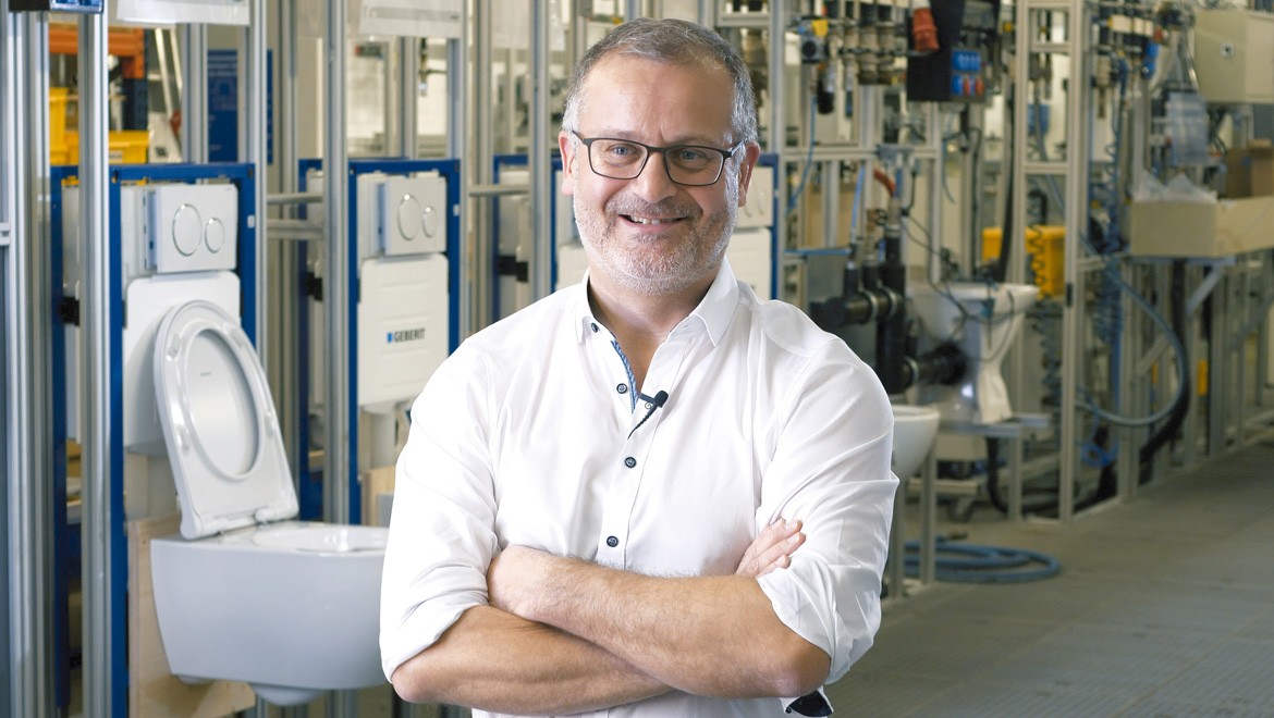 Rolf Kuster, Leiter der Produktlinie Spülsysteme gibt Einblicke in die Produktentwicklung des Geberit WC-Systems.