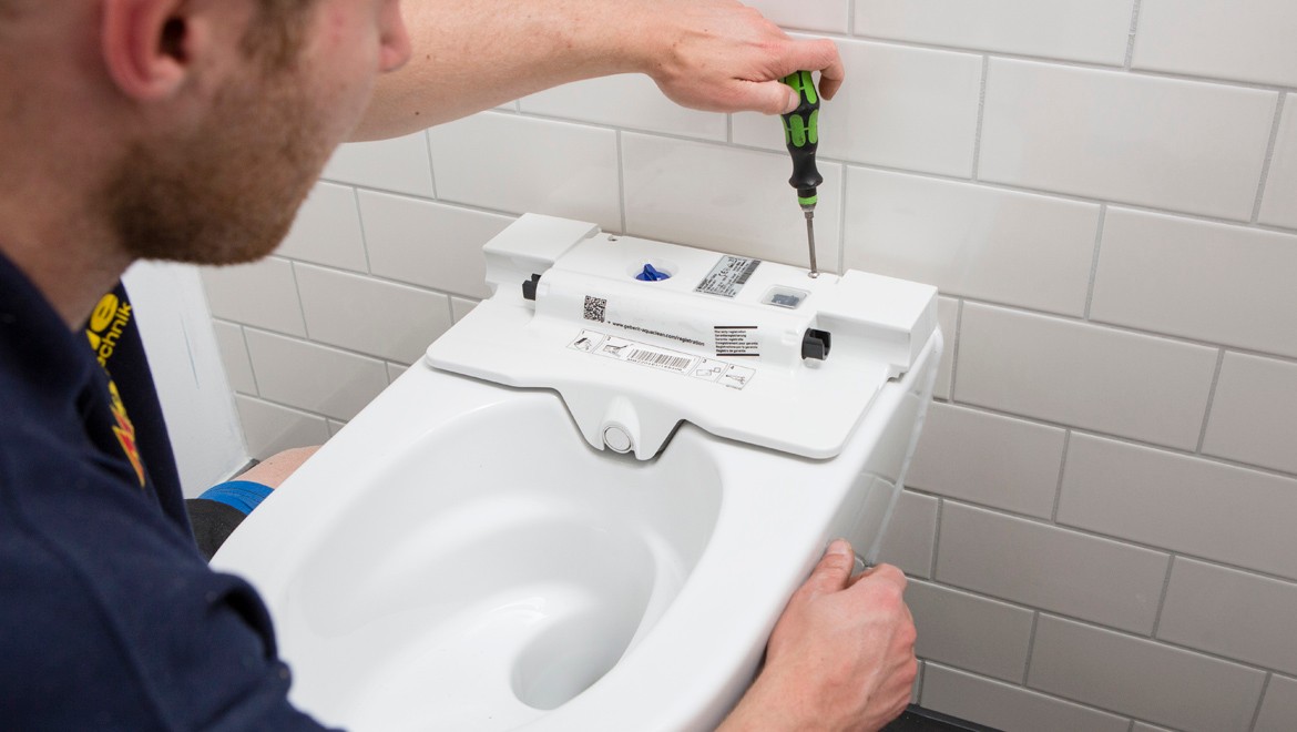 Installateur montiert ein Geberit AquaClean Dusch-WC Sela