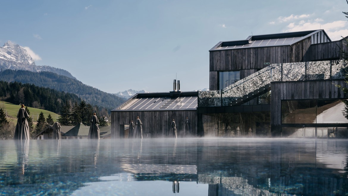 Forsthofgut mit Blick auf die Leoganger Steinberge (© Naturhotel Forsthofgut Leogang)