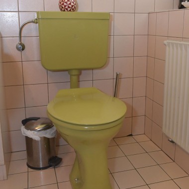 Altes WC mit Aufputz-Spülkasten aus den 1980er Jahren