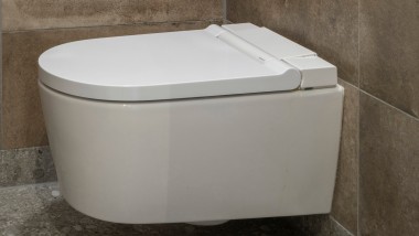 Das Geberit Dusch-WCs AquaClean Sela in der Farbvariante weiß-alpin. Das Geberit Dusch-WCs AquaClean Sela in der Farbvariante weiß-alpin.