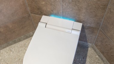 Das Geberit Dusch-WC Sela mit Komfortfunktionen – wie dem Orientierungslicht. Das Geberit Dusch-WC Sela mit Komfortfunktionen – wie dem Orientierungslicht.