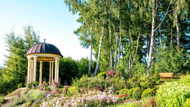 Weitläufige Gartenanlage des Hotels Birkenhof. (© Spirit & SPA Birkenhof am Elfenhain) Weitläufige Gartenanlage des Hotels Birkenhof. (© Spirit & SPA Birkenhof am Elfenhain)