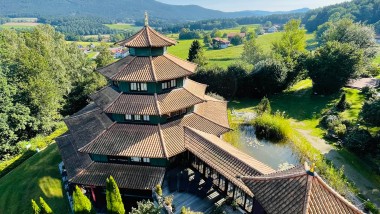 Blick auf das Hotel Spirit & SPA Birkenhof inmitten des Bayerischen Waldes. (© Spirit & SPA Birkenhof am Elfenhain) Blick auf das Hotel Spirit & SPA Birkenhof inmitten des Bayerischen Waldes. (© Spirit & SPA Birkenhof am Elfenhain)