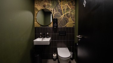 Stilvolles Badezimmer ausgestattet mit dem Dusch-WC Geberit AquaClean Alba im Aparthotel Il Momento. Stilvolles Badezimmer ausgestattet mit dem Dusch-WC Geberit AquaClean Alba im Aparthotel Il Momento.