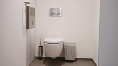 Geschlossene Keramik des Geberit iCon Wand-WCs mit der Sigma50 Betätigungsplatte in gebürstetem Chrom Geschlossene Keramik des Geberit iCon Wand-WCs mit der Sigma50 Betätigungsplatte in gebürstetem Chrom