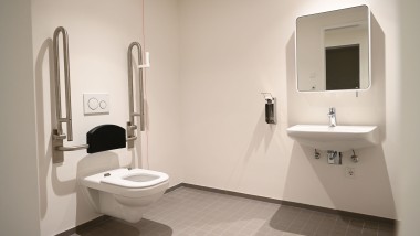 Wand-WC Geberit Renova Comfort, Betätigungsplatte Sigma20 mit verchromten Designringen, barrierefreier Waschtisch Paracelsus Wand-WC Geberit Renova Comfort, Betätigungsplatte Sigma20 mit verchromten Designringen, barrierefreier Waschtisch Paracelsus