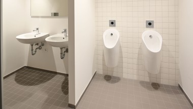 Urinal Geberit Preda und Waschtisch Geberit Renova Urinal Geberit Preda und Waschtisch Geberit Renova