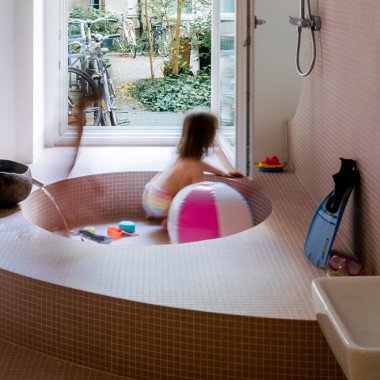 Kita Badezimmer mit Kaskadenbecken, das zum Experimentieren mit Wasser einlädt. (© Sebastian Díaz de León) Kita Badezimmer mit Kaskadenbecken, das zum Experimentieren mit Wasser einlädt. (© Sebastian Díaz de León)