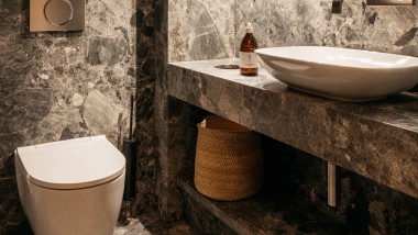 Öffentliches Bad im Refugium ausgestattet mit einem Geberit ONE WC. (© Gregor Hofbauer/Refugium Lunz) Öffentliches Bad im Refugium ausgestattet mit einem Geberit ONE WC. (© Gregor Hofbauer/Refugium Lunz)