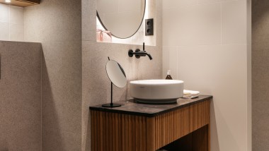 Ein Bad ausgestattet mit dem Geberit Dusch-WC AquaClen Sela und einem Geberit VariForm Aufsatzwaschtisch. (© Gregor Hofbauer/Refugium Lunz) Ein Bad ausgestattet mit dem Geberit Dusch-WC AquaClen Sela und einem Geberit VariForm Aufsatzwaschtisch. (© Gregor Hofbauer/Refugium Lunz)