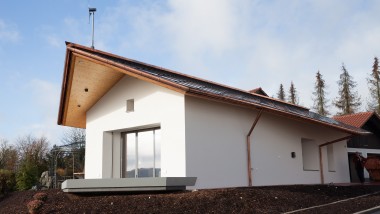 Außenansicht des Ziegel-innovativ-Hauses, kurz ZiHaus, im fränkischen Altdorf. Außenansicht des Ziegel-innovativ-Hauses, kurz ZiHaus, im fränkischen Altdorf.