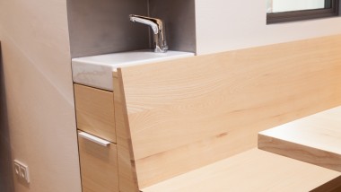 Der Essbereich ausgestattet mit einem kompakten Handwaschbecken der Serie Geberit iCon. Der Essbereich ausgestattet mit einem kompakten Handwaschbecken der Serie Geberit iCon.