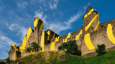 Carcassonne - eine Stadt in Südfrankreich und UNESCO-Weltkulturerbe interpretiert mit konzentrische Kreise von Felice Varini (© Alamy).