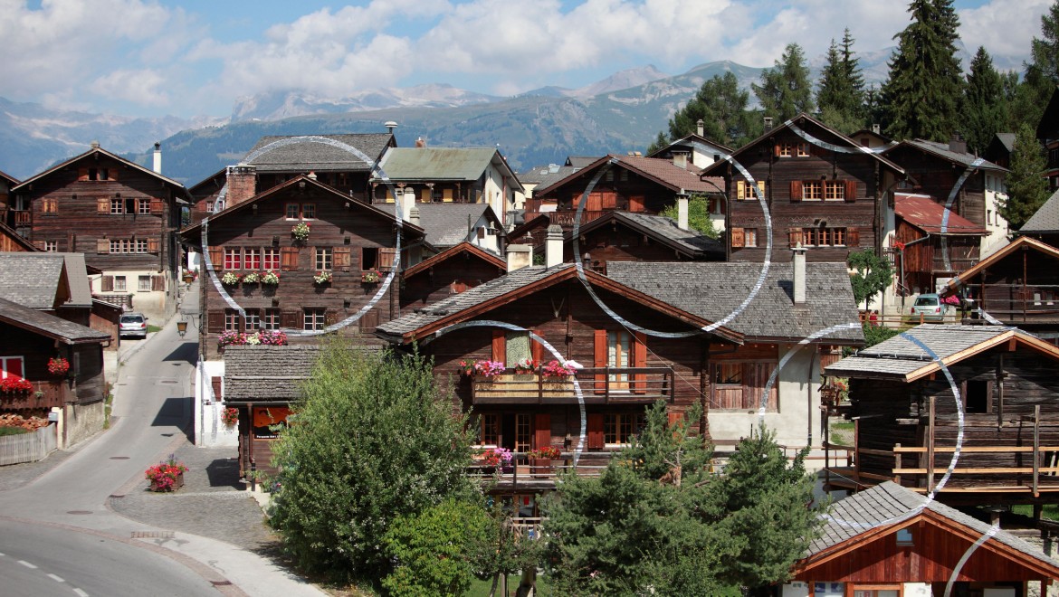 Künstlers Felice Varini erstellt "Cercles et Suite d' Éclats" auf die Eigenschaften des Dorfes Vercorin, im Wallis, Schweiz (© Alamy).