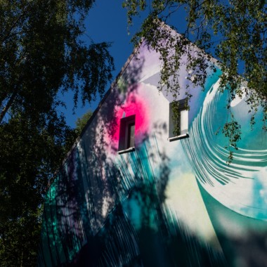 Die Natur im Bild eingefangen: Das Mural von Julia Benz in Lübeck nimmt die wandernden Schatten der Bäume in das Kunstwerk auf (© Julia Benz).