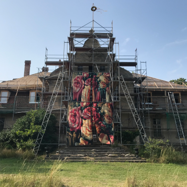 Die Installation der Künstlerin Eva Dittrich für die Gruppenausstellung „Where the Wild Roses Grow" am Schloss Görne. (© Eva Dittrich)