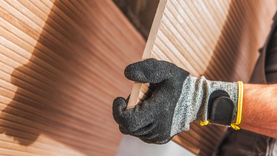 Badfliesen in Holzoptik beim Einbau