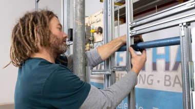 Montage der Leitungen für Trinkwasser und Abwasser