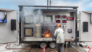 Erfahren Sie Geberit Brandlabor wie Systemlösungen den baulichen Brandschutz verändern und was die Zukunft für die Planung und Ausrüstung im Geschosswohnungsbau bringen wird