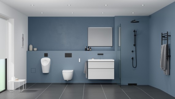 Badezimmer mit Urinal, WC, Waschtisch und Dusche Badezimmer mit Urinal, WC, Waschtisch und Dusche