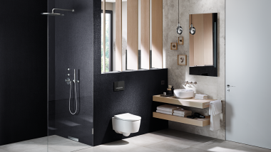 WC Geberit iCon, Betätigungsplatte Geberit Sigma50 in schwarz, Geberit Wandablauf, bodenebene Dusche, Aufsatzwaschtisch Geberit VariForm