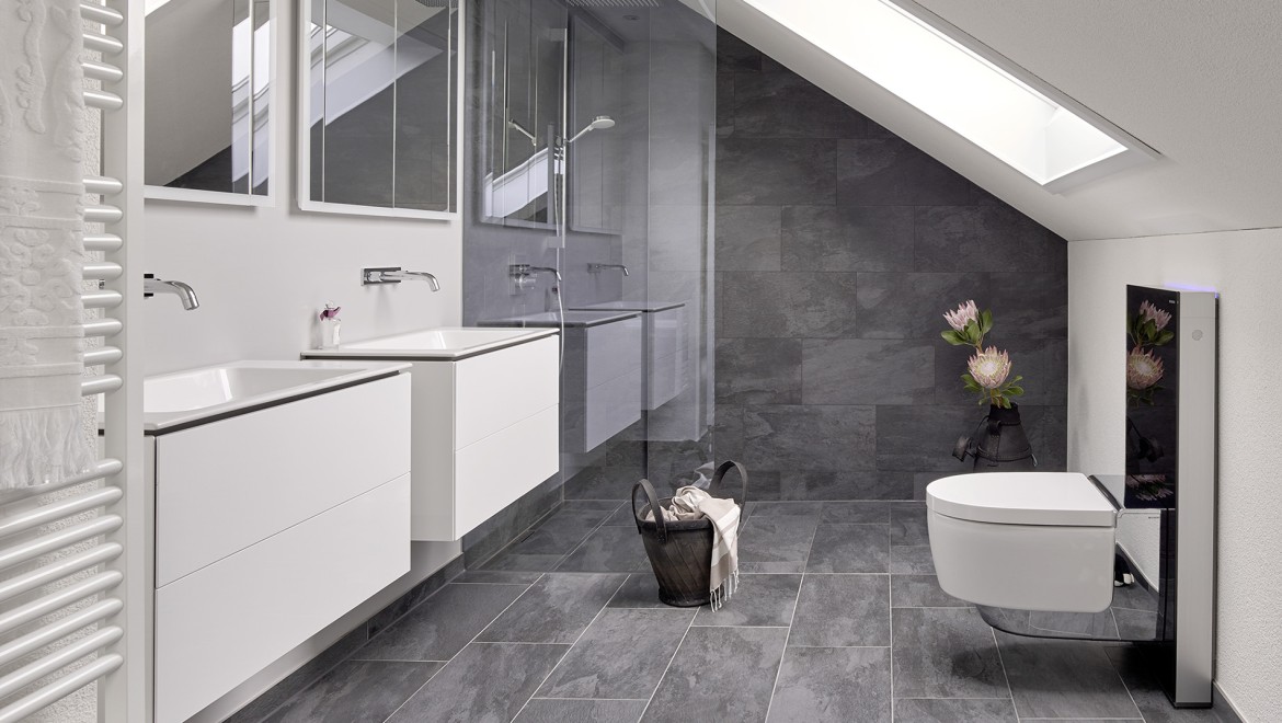 Badezimmer mit Dachschräge mit Produkten von Geberit Badezimmer mit Dachschräge mit Produkten von Geberit