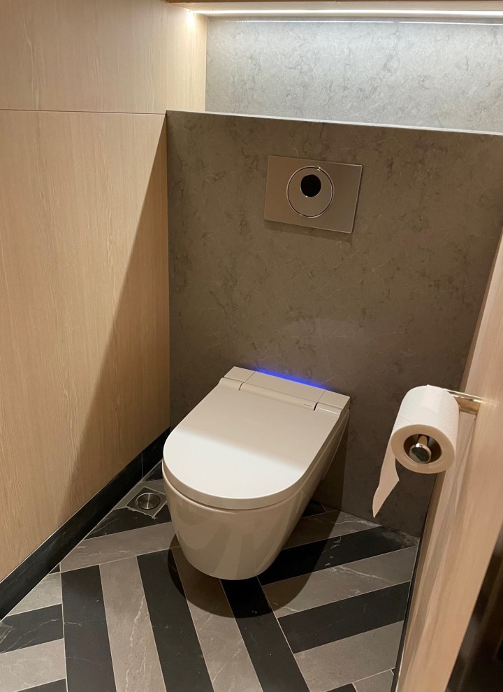 Die Toiletten sind unter anderem mit Geberit AquaClean Sela Dusch-WCs und Geberit Urinalen ausgestattet (© Owen Raggett)