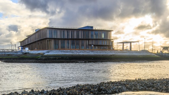 Das neu eröffnete Weltnaturerbe-Zentrum Wattenmeer (© Tjeerd Visser/WEC) Das neu eröffnete Weltnaturerbe-Zentrum Wattenmeer (© Tjeerd Visser/WEC)