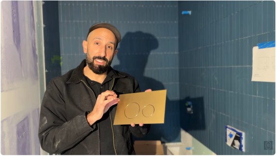 Barry Bordelon mit einer Geberit Betätigungsplatte (© The Brownstone Boys) Barry Bordelon mit einer Geberit Betätigungsplatte (© The Brownstone Boys)