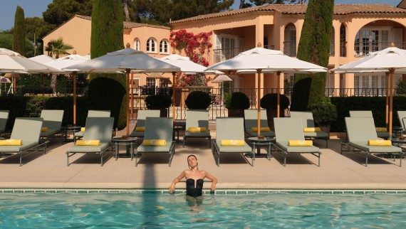 Pool vor der Villa Miraé in Antibes (© Marion Butet Studio) Pool vor der Villa Miraé in Antibes (© Marion Butet Studio)