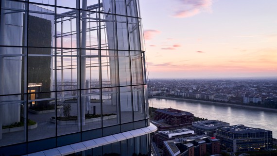 Die Dachterrasse gewährt einen freien Blick auf die Donau und Budapest (© MOL Gruppe) Die Dachterrasse gewährt einen freien Blick auf die Donau und Budapest (© MOL Gruppe)