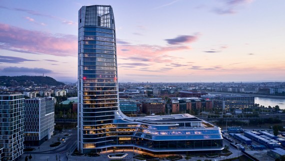 Von weitem zu sehen: MOL Campus ist mit seinem 143 Meter hohen Turm und dem angrenzenden Podium neu das höchste Gebäude in Ungarn (© MOL Gruppe)