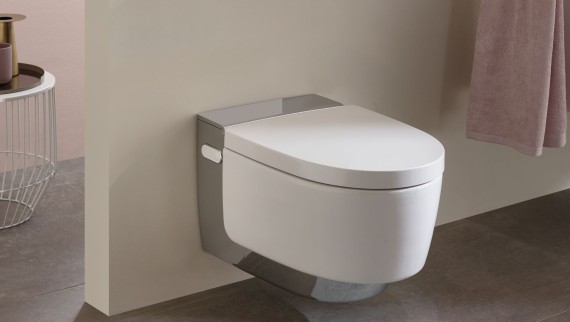 Dusch-WC Geberit AquaClean Mera Comfort in einem hellen Badezimmer