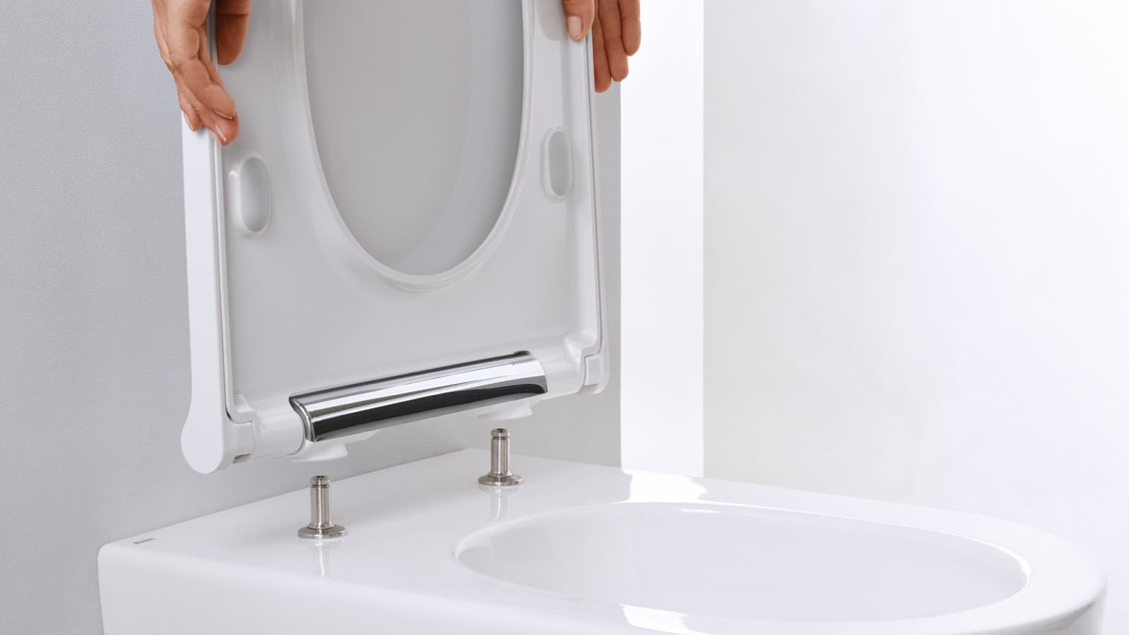 Geberit ONE WC mit Quick-Release-Scharnier des WC-Deckels Geberit ONE WC mit Quick-Release-Scharnier des WC-Deckels