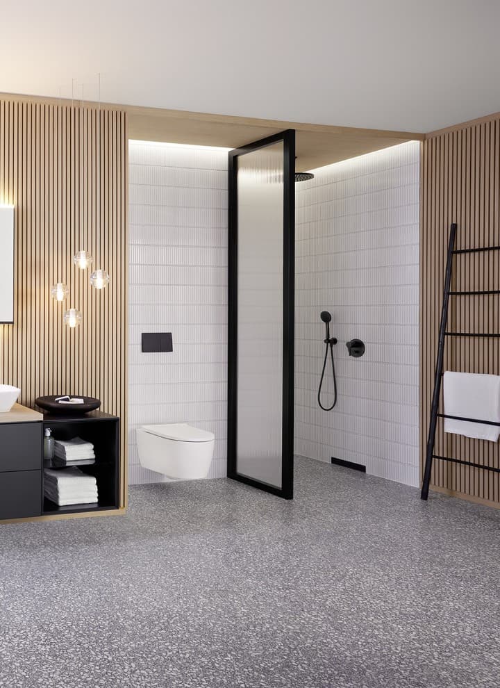 Bad mit begehbarer Dusche mit dem Geberit Wandablauf in Kunststoff schwarz matt. Bad mit begehbarer Dusche mit dem Geberit Wandablauf in Kunststoff schwarz matt.