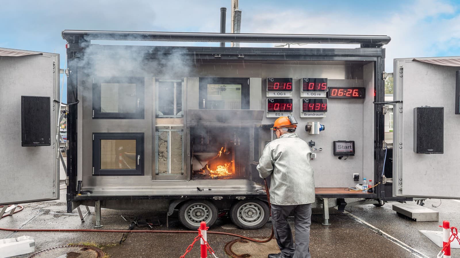 Das mobile Geberit Brandlabor im Einsatz Das mobile Geberit Brandlabor im Einsatz
