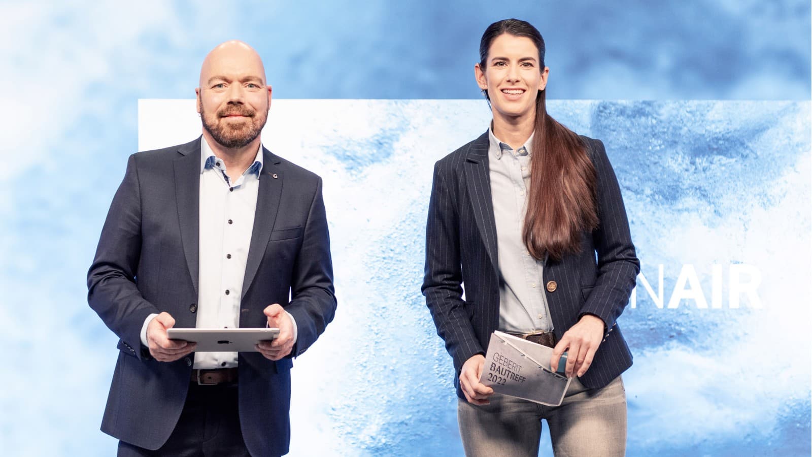 Das Moderatoren-Duo Dirk Engelhardt und Gesine Herzberger führt durch die Geberit Neuheiten Preview. Das Moderatoren-Duo Dirk Engelhardt und Gesine Herzberger führt durch die Geberit Neuheiten Preview.