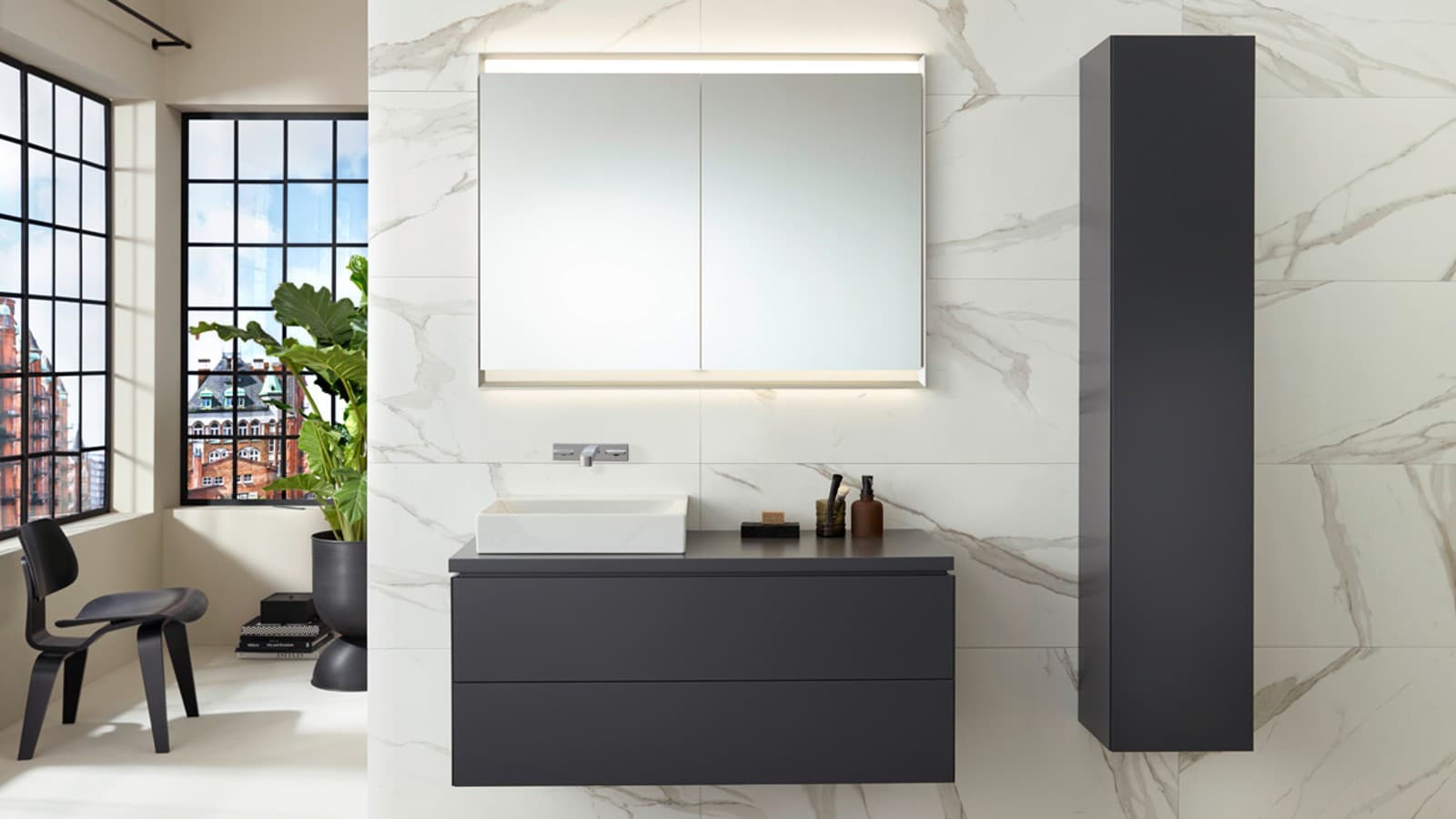 Geberit ONE Lichtspiegelschrank mit Waschtischunterschrank und Seitenschrank Geberit ONE Lichtspiegelschrank mit Waschtischunterschrank und Seitenschrank