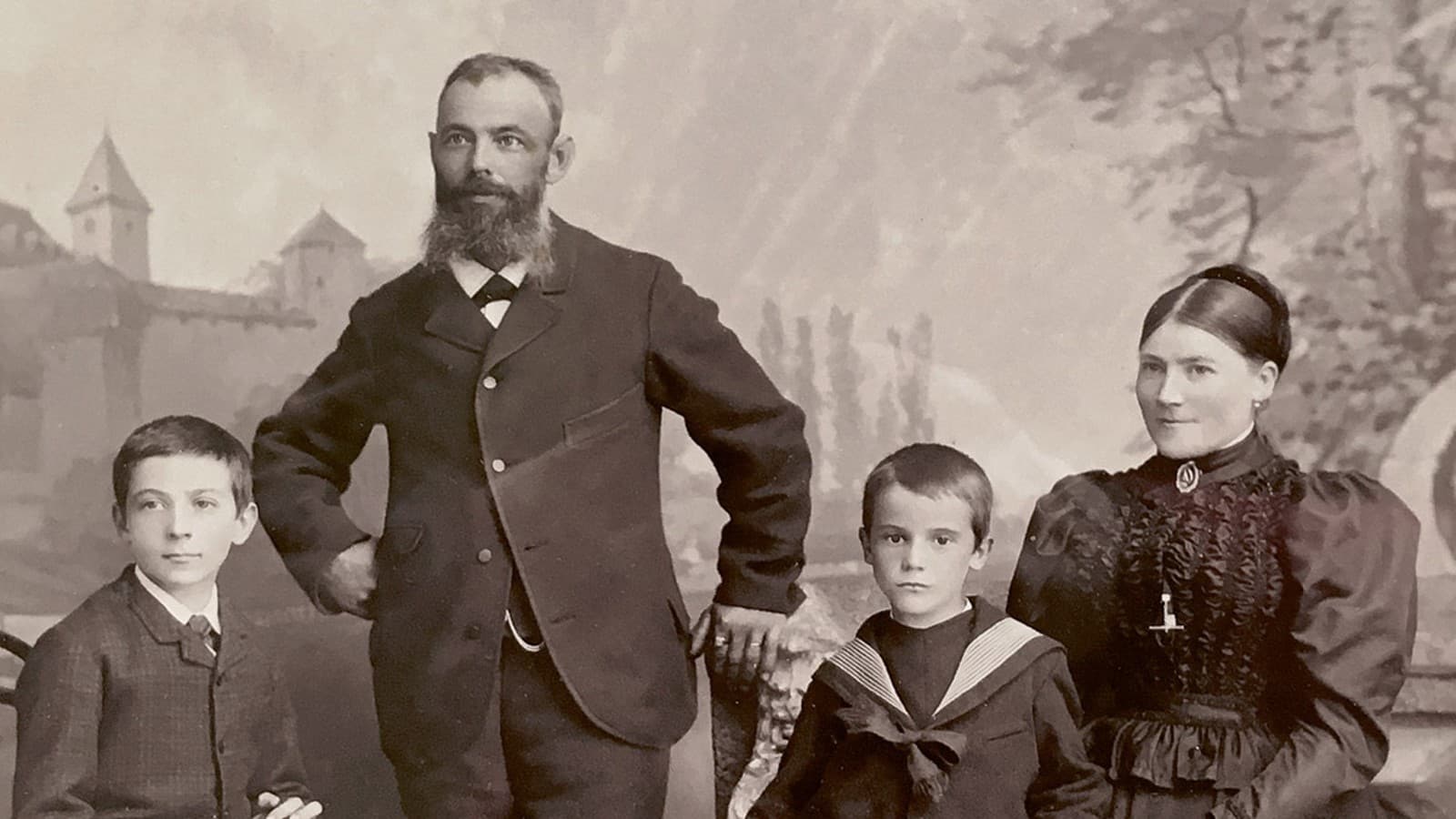 Foto der Gründerfamilie: Albert Gebert mit seiner Frau Josefina und den beiden Söhnen Albert Emil (links) und Leo, kurz nach 1892. Foto der Gründerfamilie: Albert Gebert mit seiner Frau Josefina und den beiden Söhnen Albert Emil (links) und Leo, kurz nach 1892.