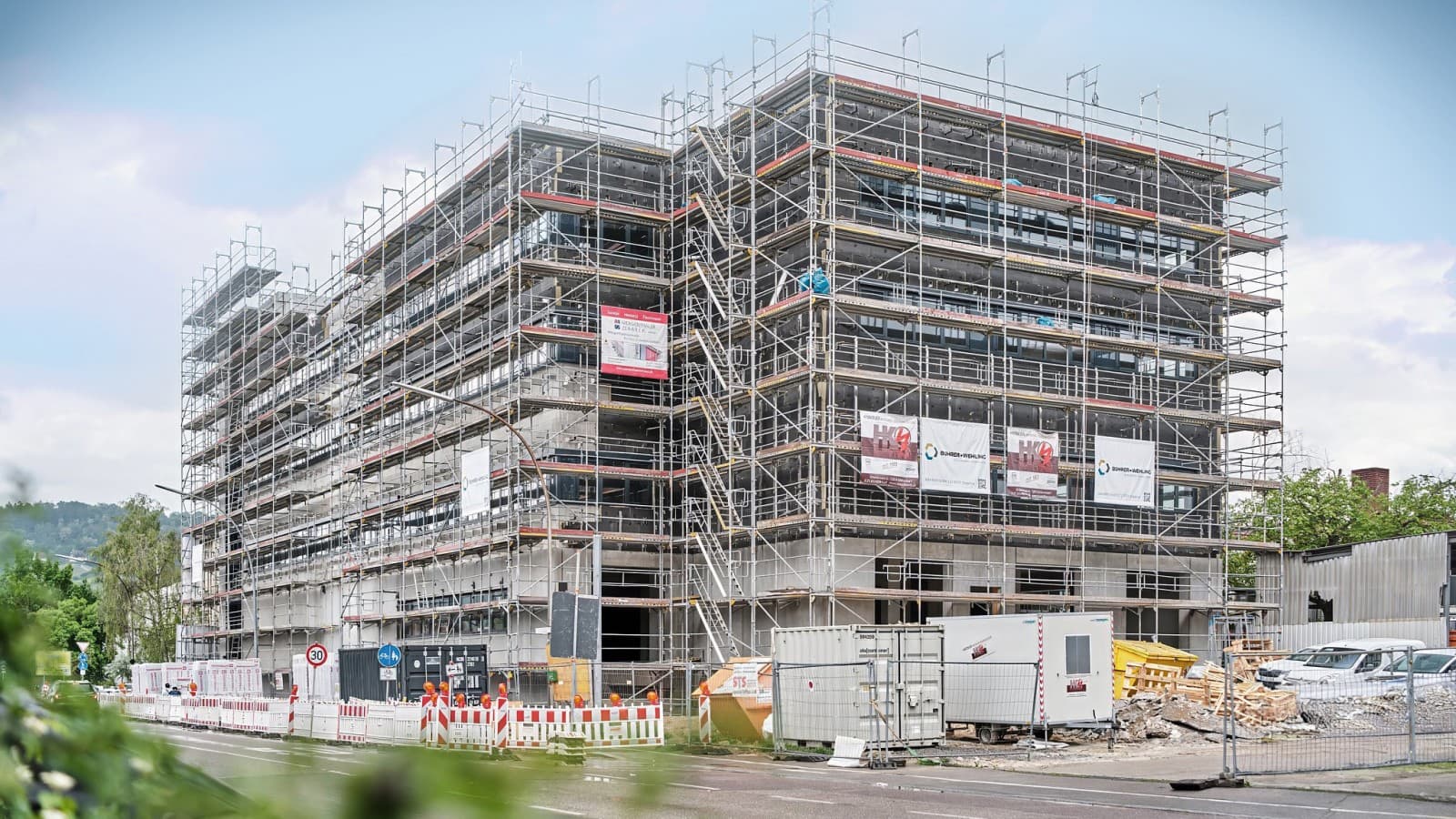 Das neue Logistikzentrum AMF in der Bauphase. Das neue Logistikzentrum AMF in der Bauphase.
