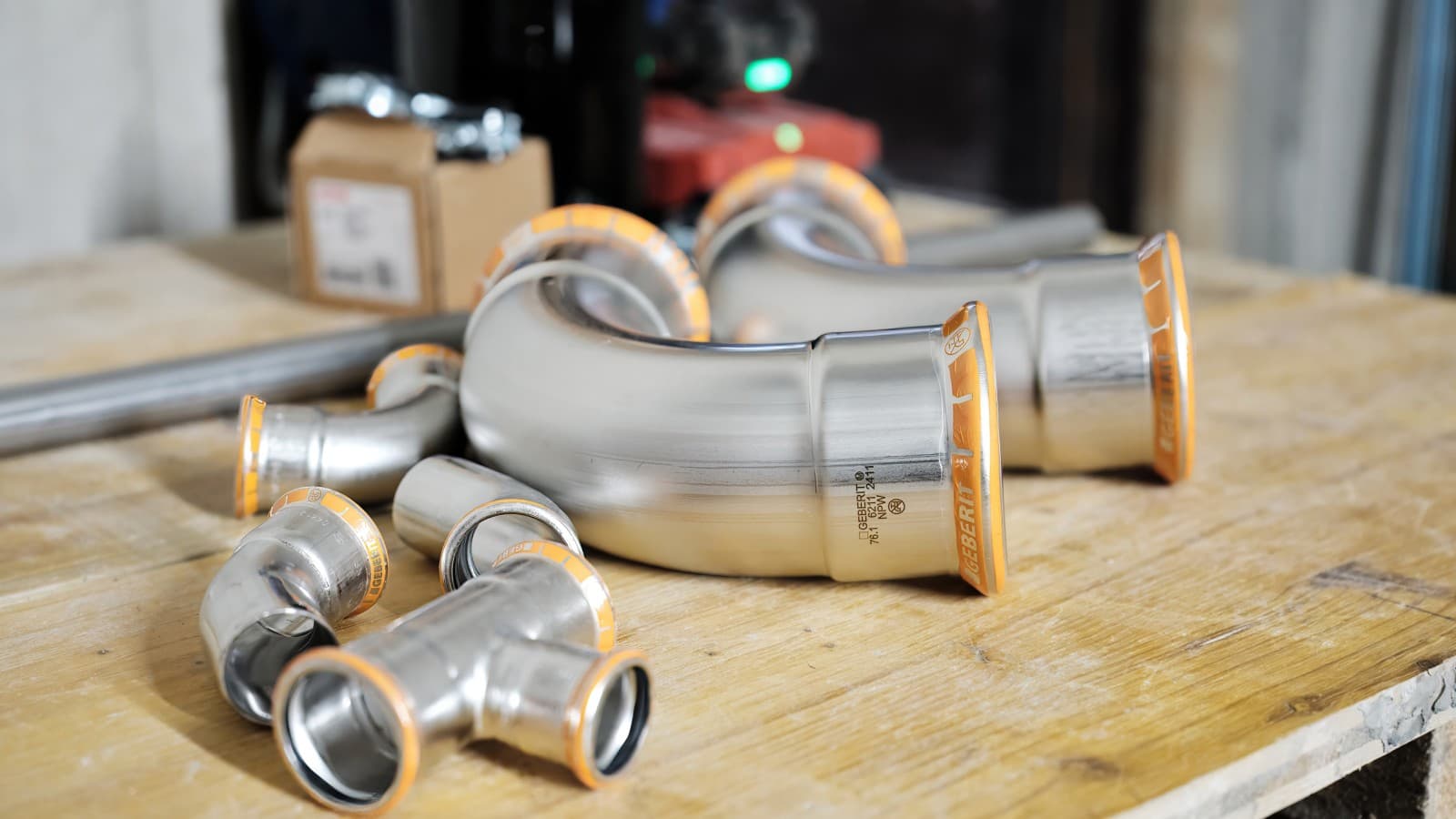 Geberit Mapress Therm Fittinge gekennzeichnet mit orangener Markierung. Geberit Mapress Therm Fittinge gekennzeichnet mit orangener Markierung.