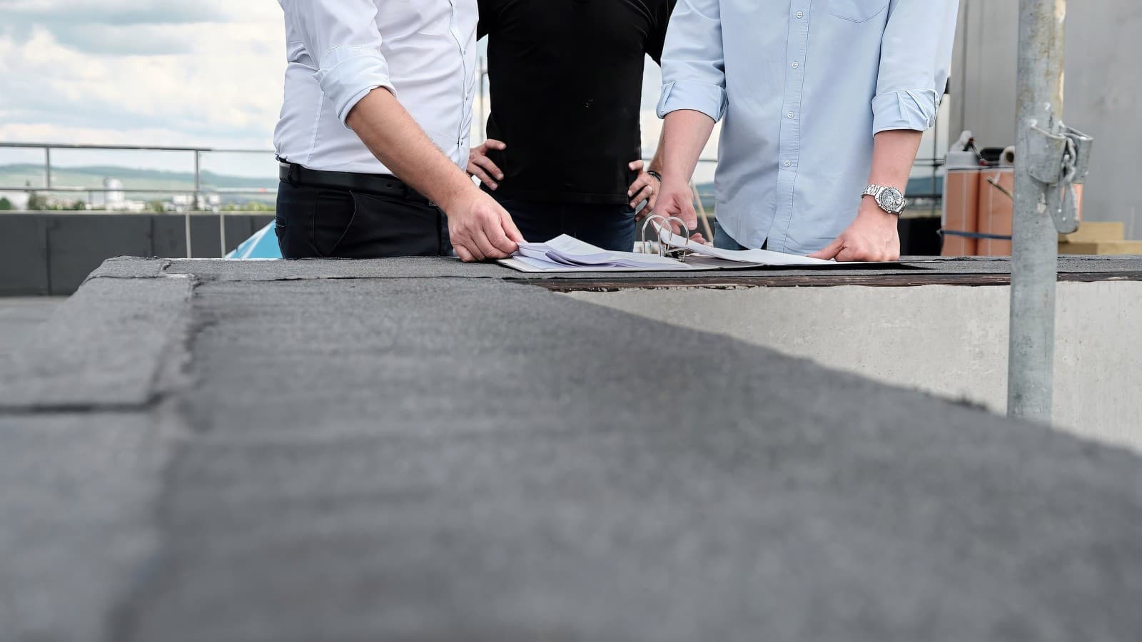 Gespräch während der Bauphase des Logistikzentrums AMF. Gespräch während der Bauphase des Logistikzentrums AMF.